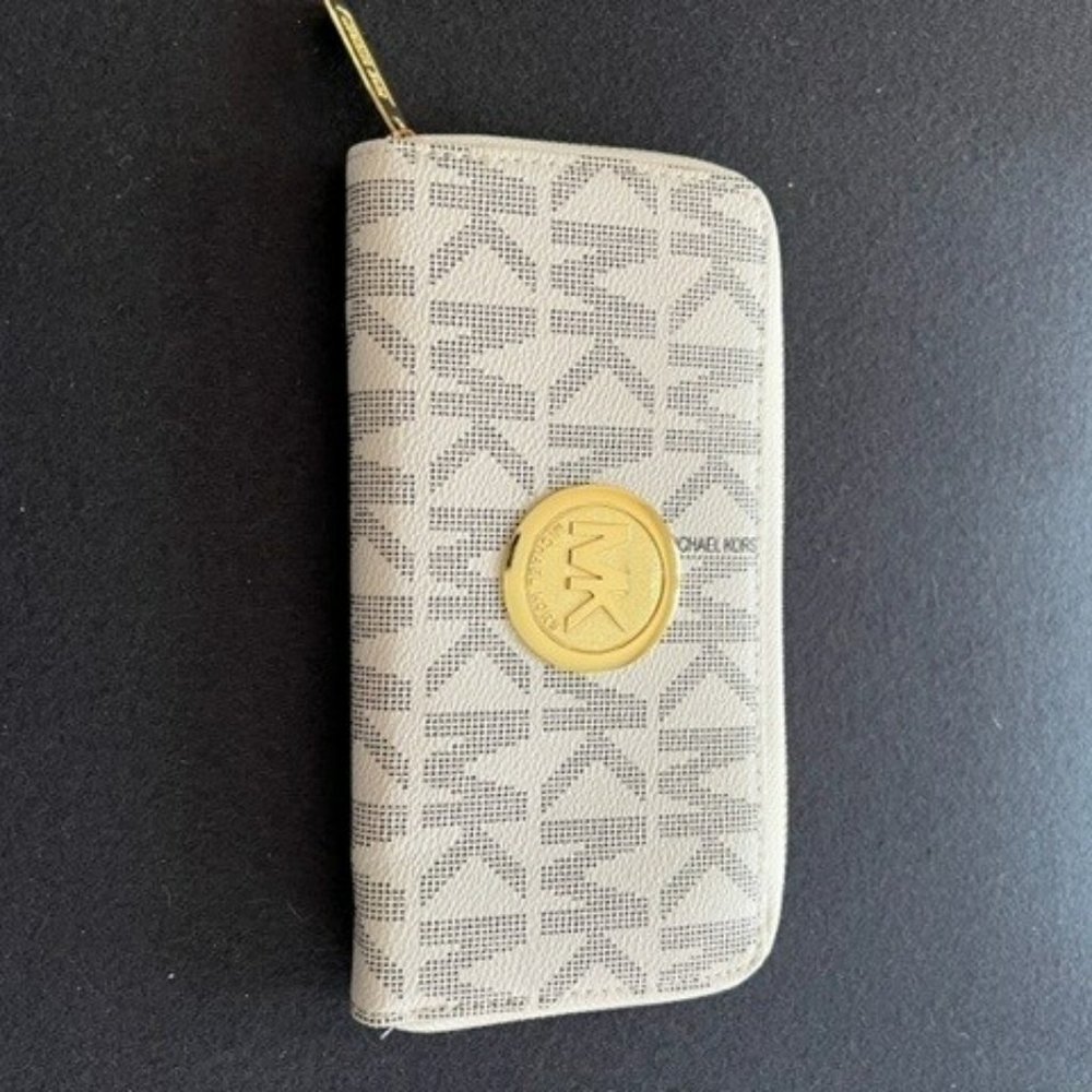 Michael Kors Brand New Wallet. Never used. Gold Zipper and Writing.